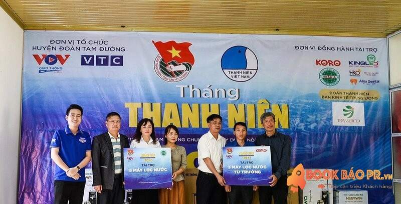 Logo thương hiệu được in hoặc được chiếu trực tiếp trên màn hình 