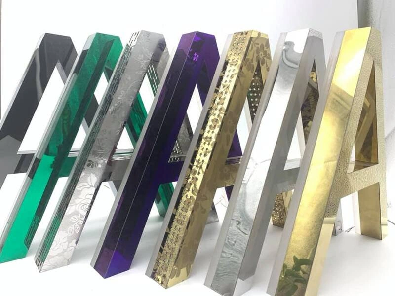 Cá tính với chữ inox màu và hiệu ứng sáng chân
