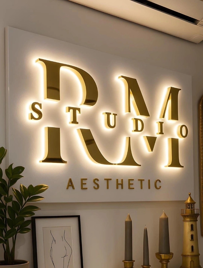 Xu hướng sử dụng chữ inox trang trí quầy lễ tân 2025